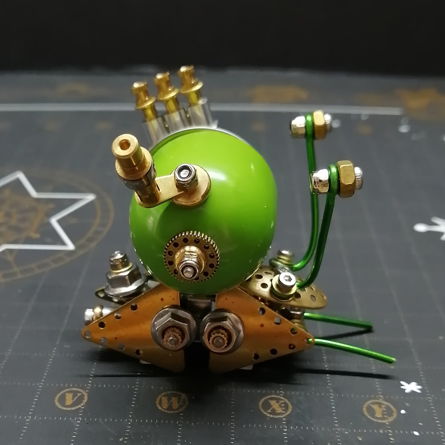 Green Snail Model, Metal Craft Puzzle for Relax & Tabletop Decor, Perfect Gift Idea, Handmade, Assembly